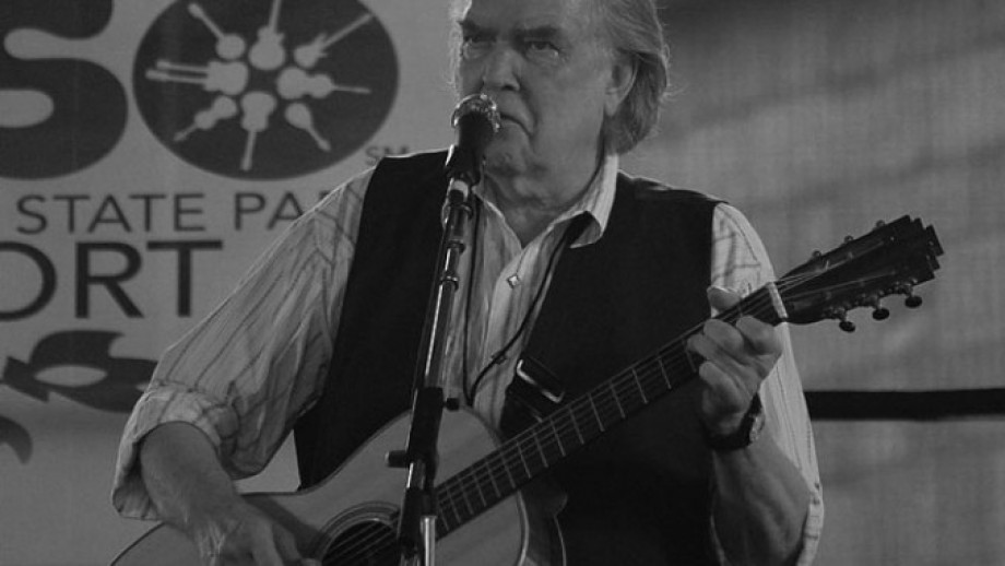 677z381_Guy_Clark_at_the_2009_Newport_Folk_Festival.jpg